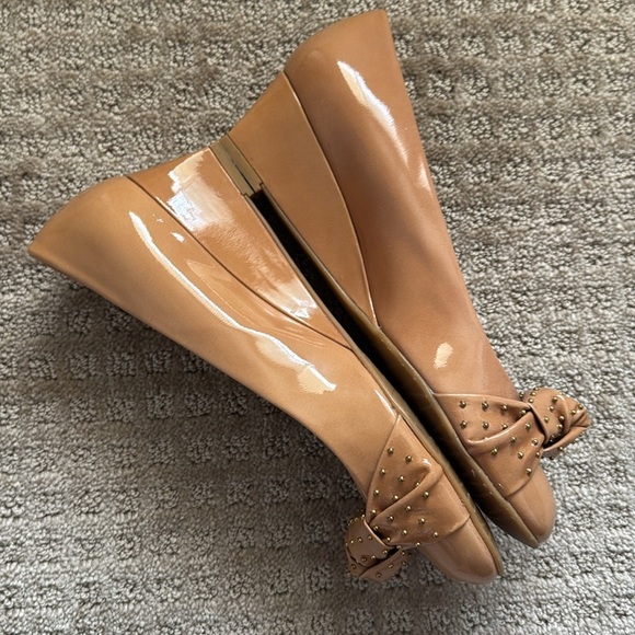 Stuart Weitzman patent leather wedge shoes tan size 7 - Picture 2 of 9